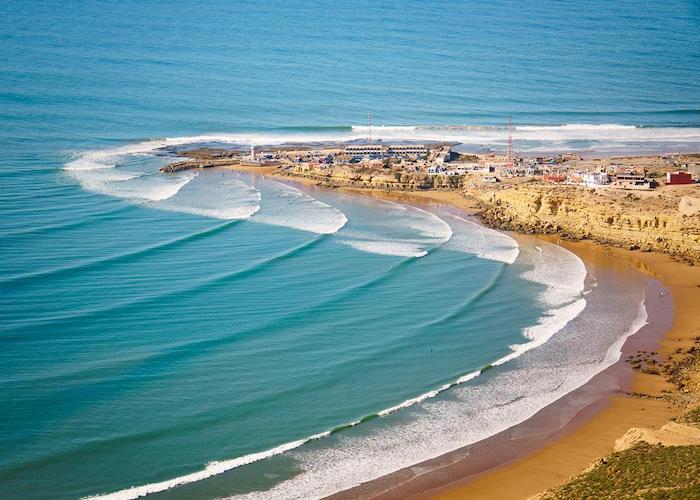 photo de la houle à proximité d'une plage